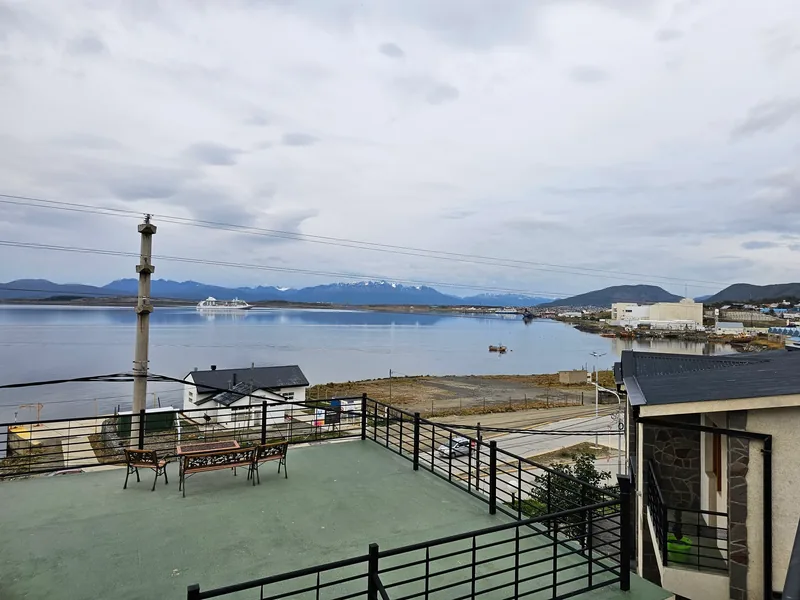 Vista de Ushuaia e do Canal Beagle, com o porto e a cidade à beira d'água.