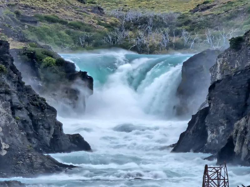 Cachoeira entre rochas, em Torres del Paine.
