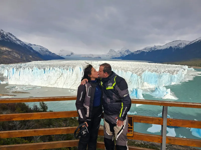 Charles e Denise diante do Glaciar Perito Moreno.