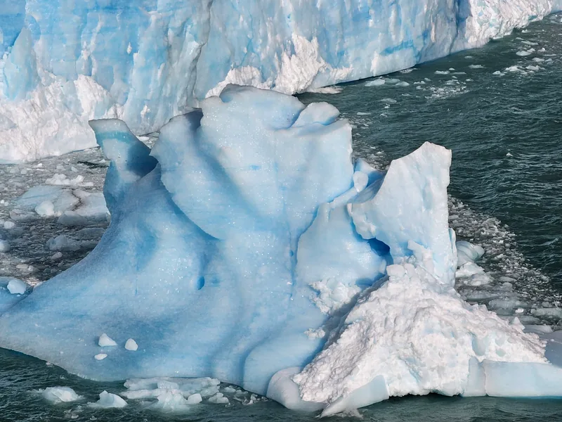 Detalhe do gelo e da água no Glaciar Perito Moreno.