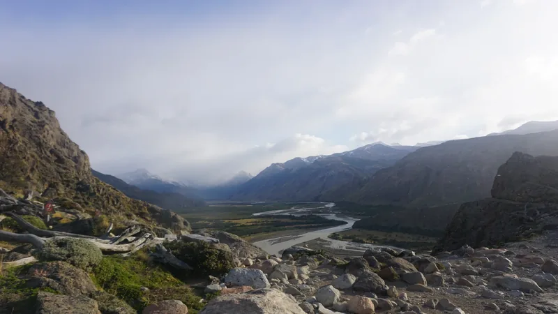 Paisagem de El Chaltén, com vale e montanhas.