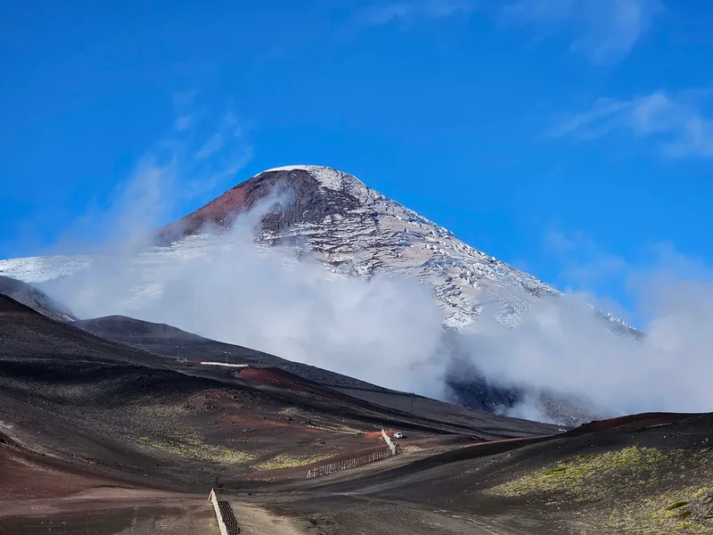 Vulcão Osorno com campo de lava em primeiro plano.